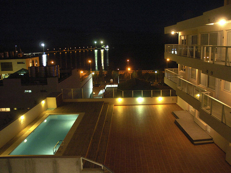 Terraza con piscina con vista al mar. 
