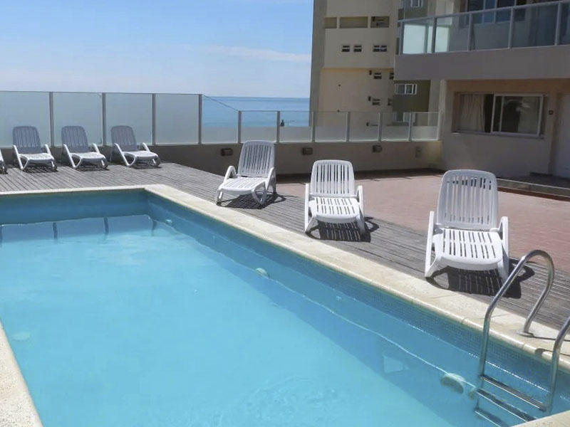 Terraza con piscina con vista al mar.